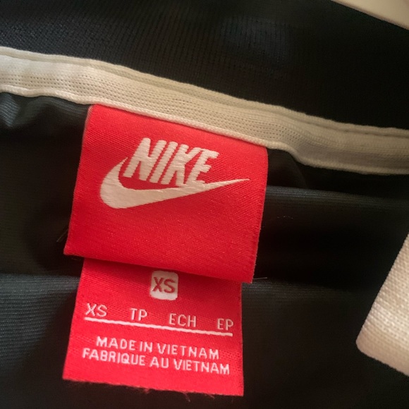 Green and white Nike sportswear windbreaker - Picture 3 of 3